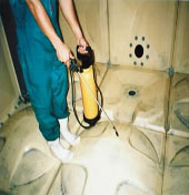 汚水槽の清掃場面